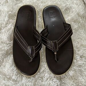 Gap big boys brown leather flip flops size 3-4